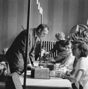 Dresden-Altstadt, Lingnerplatz 1 (Deutsches Hygiene-Museum). Serie "14. Orthopäden-Tagung der Deutschen Demokratischen Republik". Tagungsbüro im Foyer, Teilnehmer meldet sich an