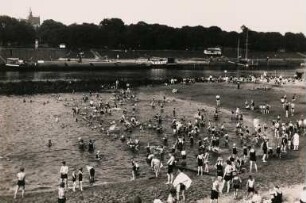 Bremen. Badende im Freibad an der Weser