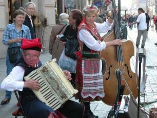 Straßenmusiker am Hauptmarkt, in Volkstracht