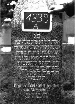 Grabstein 1339 (Index: 100104638) Material: Granit Zustand: gut erhalten Maße HxBxT: 110x45x18 cm Beschreibung: aufgesockelte Stele mit Spitzbogenabschluss, seitlich eingezogen, im Bogenfeld Ornamente (stilisierte Blüten?) Symbolik: stilisierte Blüten?: Grabstein 1339A