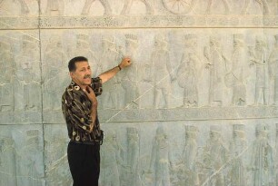 Persepolis. Apadana. Reiseleiter Relief deutend