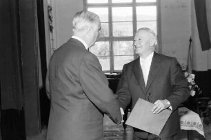 Hausen im Wiesental: Hebelpreisträger Carl Burckhardt wird beglückwünscht