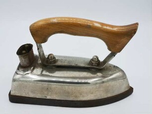 Elektro Bügeleisen mit braunem Holzgriff