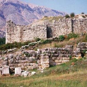 Dodona. Zeus-Heiligtum. Seitenmauern von Buleuterion und Theater