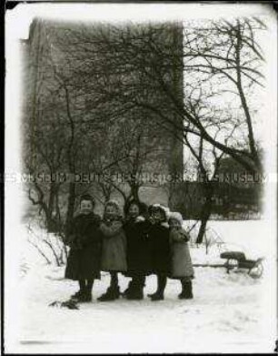 Im Schnee spielende Kinder