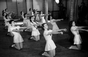 Bukarest: Anef, Hochschule für Leibesübungen, Mädchen bei der Gymnastik