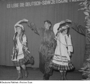 Tanzende einer Kulturveranstaltung der HO Industriewaren Leipzig-Stadt im Rahmen des Monats der Deutsch-Sowjetischen Freundschaft
