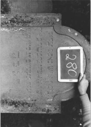 Grabstein 280 (Index: 99894610) Material: Sandstein Zustand: leicht verwittert Maße HxBxT: 133x74x11 cm Beschreibung: Stele mit eingezogenem Rundbogenabschluss Symbolik: Blüte: Grabstein 280 (2)