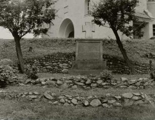 Denkmal für die Gefallenen des 1. Weltkrieges : Denkmal für die Gefallenen des 1. Weltkrieges. Sandstein (nach 1918). Krauschwitz (Kreis Weißwasser)-Podrosche, vor der Dorfkirche