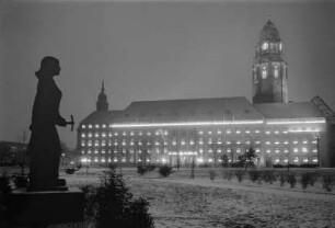 Dresden. Rathaus, im Vordergrund die Skulptur "Trümmerfrau" von Walter Reinhold auf der Freifläche am nordöstlichen Ende der Prager Straße