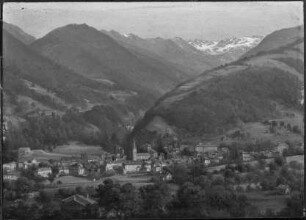 Savoyen-Landschaft mit Ortschaft im Tal