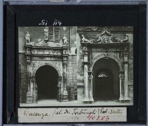 Piacenza, Palazzo Scotti : Portale