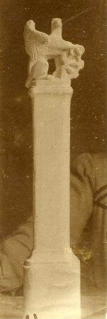 Modell eines Pfeilers, von einem Greifen bekrönt : Modell eines Pfeilers, von einem Greifen bekrönt. Gips (wohl um 1915; C. Brose)