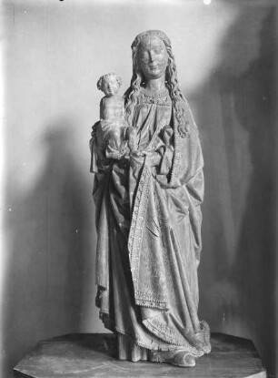 Stehende Maria mit Kind