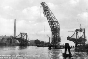 Wilhelmshaven. Ems-Jade-Kanal. Weltgrößter Schwimmkran fährt durch die geöffnete Kaiser-Wilhelm-Brücke (1905/1907; E. Troschel)