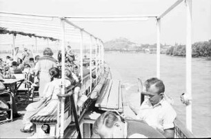 Theben: Blick auf Burg, weiter weg, Vordergrund Schiffsdeck