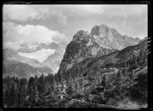 Österreich. Dachsteingruppe und Gosau-Gletscher mit Hohem Dachstein und Torstein
