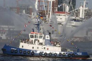 Vor den St. Pauli Landungsbrücken gibt es eine Traditions-Vorführung der Hamburger Hafenschlepper