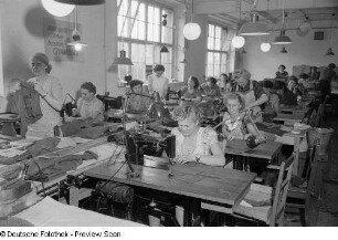 Industrienäherinnen an Naumann-Nähmaschinen in der Deutschen Handelszentrale Leder