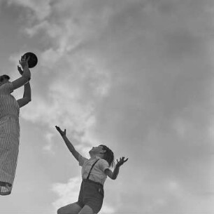 Elisabeth Gremmler und ihr Kind spielen Ball