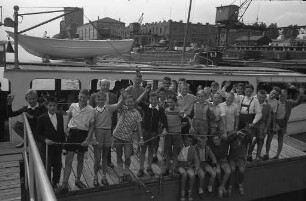 Schifffahrt der Ettlinger Schülerlotsen auf dem städtischen Motorboot "Friedrich Töpper".
