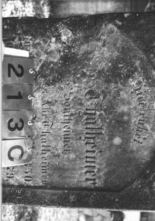 Grabstein 213 (Index: 100009130) Zustand: obere Hälfte und Rückseite abgebröckelt Maße HxBxT: 162x74x33 cm: Grabstein 213C