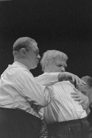Szenenbilder aus "Der aufhaltsame Aufstieg des Arturo Ui" von B. Brecht. Mit E. Schall in der Titelrolle, R. Drexel als Betty Dullfeet, G. Naumann als Verteidiger O'Casey, W. Kaiser als Emanuele Giri, H. Hamacher als Ernesto Roma, H. Thate als Guiseppe Givola, G. Biewer als Butcher, J. Kamper als Gastwirt, N. Christian als Clark, M. Flörchinger als Mulberry, G.-A. Koch als Schauspieler u. a. Berliner Ensemble, 18.03.1959 : Theaterstück in siebzehn Szenen