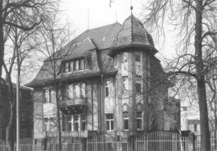 Dresden-Neustadt, Radeberger Straße 51. Wohnhaus (um 1905). Straßenansicht mit Einfriedung
