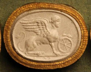 Griechische Sphinx mit dem Rad der Nemesis (Daktyliothek, Erstes Mythologisches Tausend)