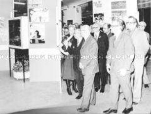 Erich Mückenberger besucht eine Ausstellung der DSF