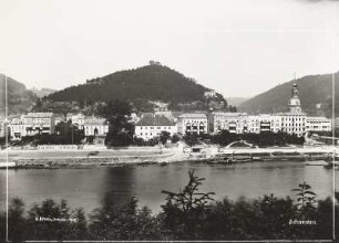 Schandau (Bad Schandau). Blick vom linken Elbufer auf die Stadt mit Elbehotels, Schloßberg und Stadtkirche Johannes der Täufer
