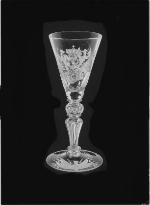 Pokal (mit bekröntem sächsisch-polnischem Wappenschild, gerahmt mit polnischem weißen Adlerorden und Devise) aus Schloß Moritzburg