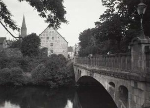 Treptow, Stadt : Treptow an der Rega (Trzebiatów/Polen). Stadtkern mit Turm der Marienkirche. Blick über die Rega mit Straßenbrücke