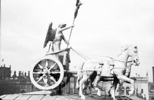 Berlin: Siegeswagen des Brandenburger Tors