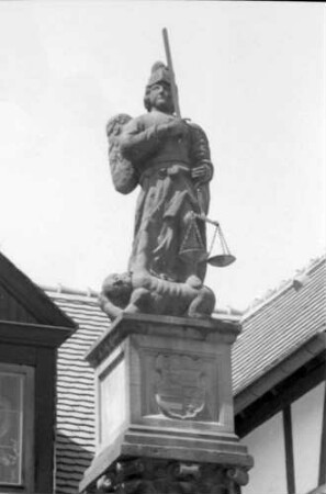 Michelstadt: Brunnenfigur Justitia