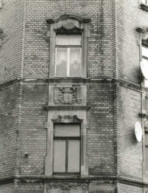 Chemnitz, Augustusburger Straße 177/Ecke Münchner Straße. Wohnhaus mit Laden (um 1900), Eckrisalit (3. Obergeschoß)