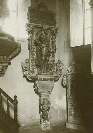 Grabmal für Wolff Dietrich von Grünrod (gestorben 1606) : Grabmal für Wolff Dietrich von Grünrod (gestorben 1606). Sandstein, gefasst. Um 1606. Wachau-Seifersdorf, evangelische Pfarrkirche