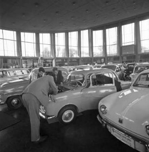 Verkauf von Gebrauchtwagen in der Schwarzwaldhalle.