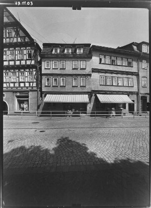 Schmalkalden, Weidebrunner Gasse. Wohnhäuser mit Läden. Straßenfront