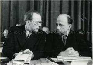 Otto Grotewohl und Walter Ulbricht beim Gründungskongress des FDGB