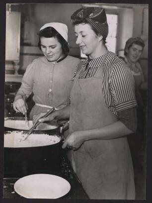 Frauen der NS-Volkswohlfahrt beim Kochen