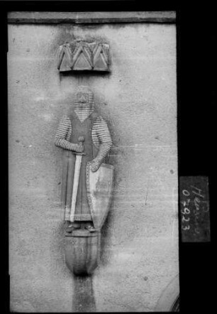 Hausen vor Wald Kirche Peter und Paul Skulptur des Heinrich von Hausen