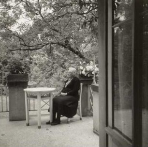 Gutsherrin auf dem Balkon : Kitzen, Herrenhaus, Gutsherrin auf dem Balkon an der Gartenseite