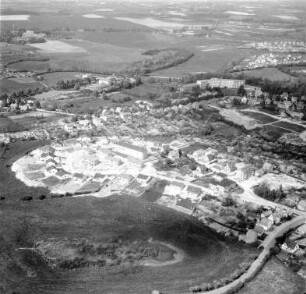 Siedlung Am Hohenkamp: Luftbild: im Vordergrund rechts Grabauer Straße, im Hintergrund Kreiskrankenhaus, die Trave und Neubaugebiet Am Stadion