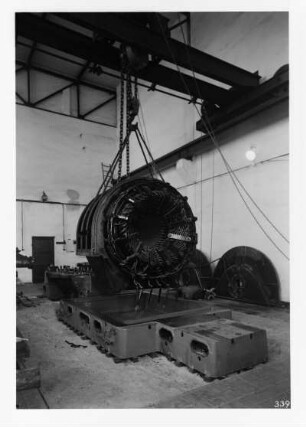 Industrie-Kraftwerk. Montage des Generators von Maschine 6 mit Hallenkran : Lauta (Niederlausitz). Industrie-Kraftwerk. Montage des Generators von Maschine 6 mit Hallenkran