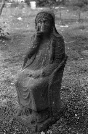 Grabstatue einer sitzenden Frau