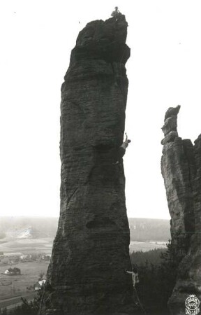 Böhmische Schweiz ( České Švýcarsko), Eiland (Ostrov). Emporturm (Vztyčená věž). Seilschaft Karl Ullrich am AKV-Weg (Ostweg, VIIa)