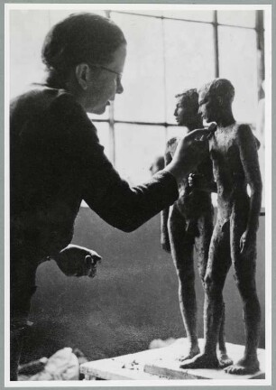 Dorothea von Philipsborn im Atelier, Strehlitz, um 1940