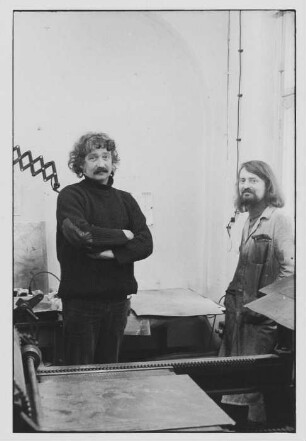 Die Grafiker Peter Herrmann und Eberhard Göschel in der Druckerwerkstatt
