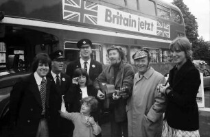 Freiburg: London-Bus auf Tournee am Karlsplatz, mit Singgruppe